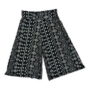 Patterned palazzo pants! Knee length, wide legged and wide waisted! Size Large!